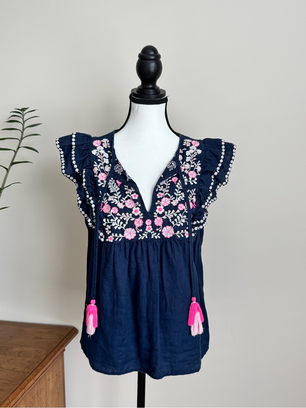 Crown & Ivy Women's Navy Embroidered Flutter Sleeve Top Size Small
